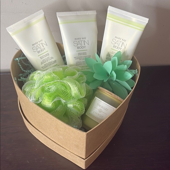 Mary Kay White and Satin Body Shea Scrub, Wash and Lotion  Set - Picture 6 of 7